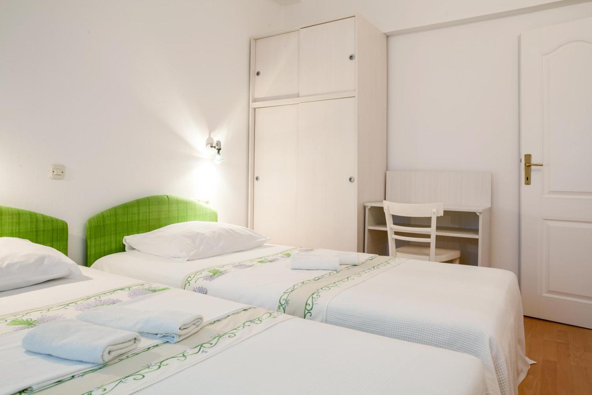 Apartments Leut 80M From The Sea Подгора Номер фото
