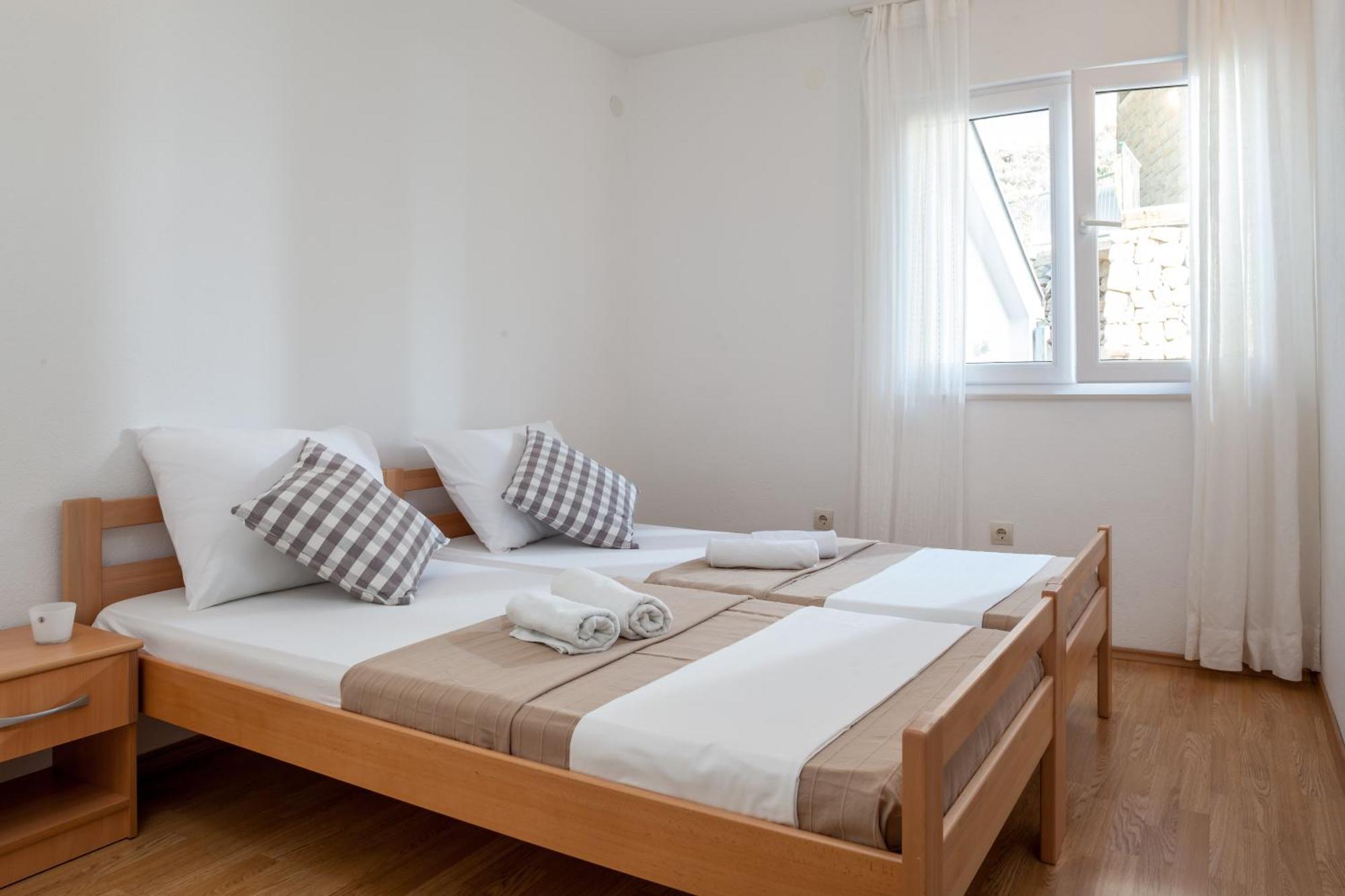 Apartments Leut 80M From The Sea Подгора Номер фото